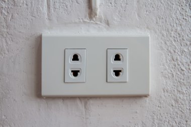 duvardaki elektrik prizi ile duvar kağıdı kaplı.
