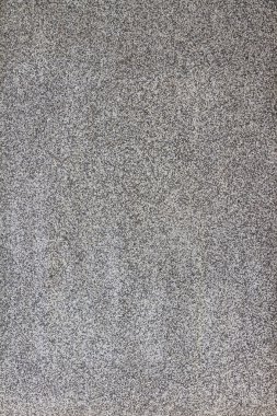 Küçük çakıl doku üzerinde siyah beton duvar güneşli bir günde 