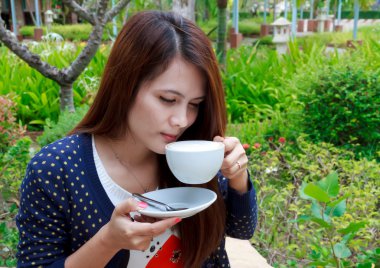 Kahve içen güzel kadın.