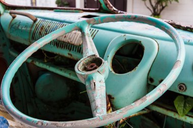 Eski paslı arabanın kapağını kapatın.