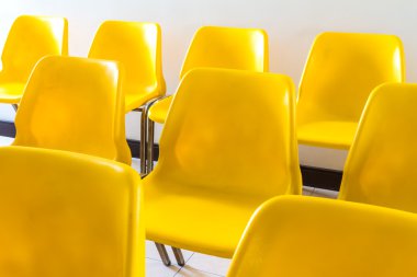 Odadaki sarı koltuğu