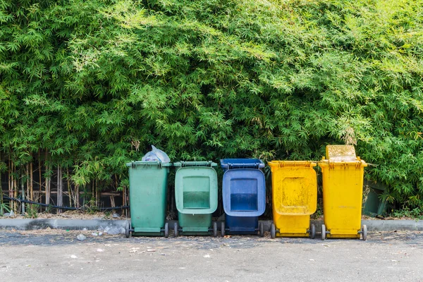 Pět barevných odpadkových košů — Stock fotografie