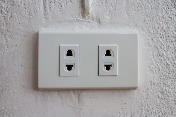 duvardaki elektrik prizi ile duvar kağıdı kaplı.