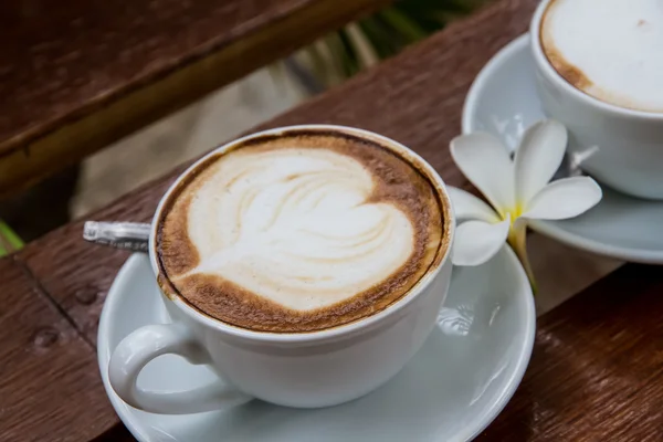 カフェの朝に熱いコーヒーカップ — ストック写真