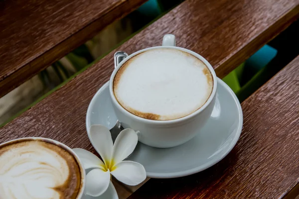 カフェの朝に熱いコーヒーカップ — ストック写真