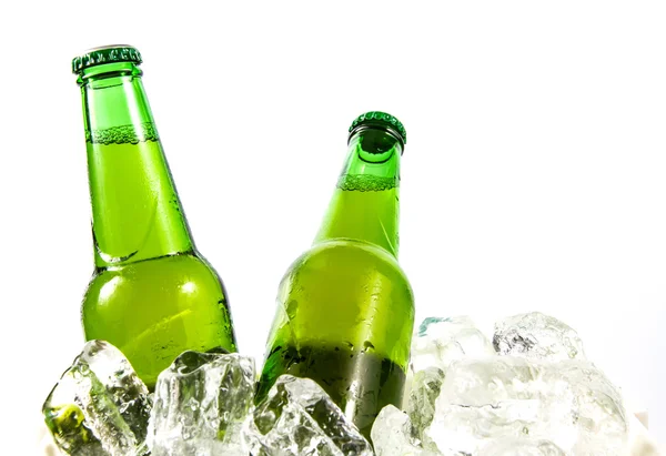 İki bira şişesi buz küpleri içinde serin alıyorum