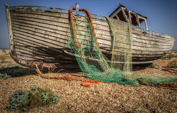 terk edilmiş balıkçı teknesi