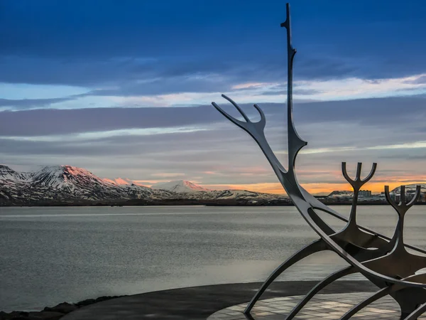 Solfar (zon voyager) sculptuur, reykjavik bij dageraad — Stockfoto
