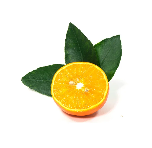 Fruto naranja aislado sobre fondo blanco — Foto de Stock