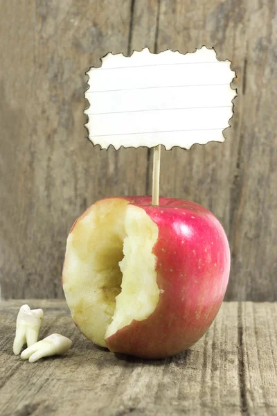 Dientes contra manzana roja —  Fotos de Stock