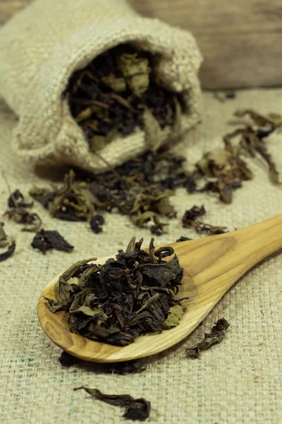 Cucchiaio di foglie di tè essiccate Immagine Stock