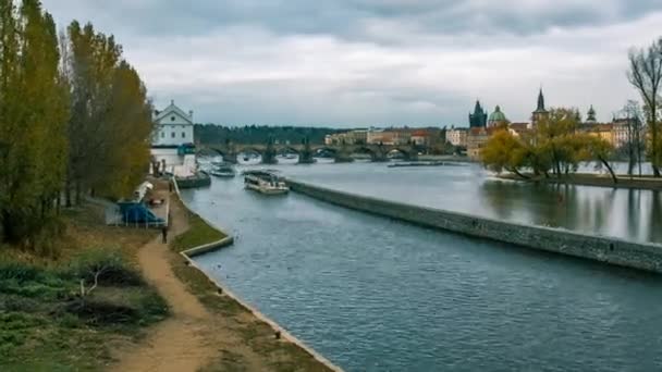 Barcos no rio Vltava . — Vídeo de Stock