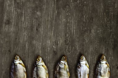 Gri bir arka planda kurutulmuş tuzlanmış balık.