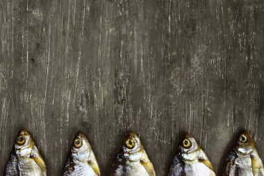 Gri bir arka planda kurutulmuş tuzlanmış balık.