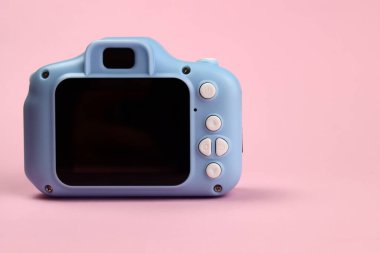 Pembe arka plandaki çocuklar için plastik oyuncak kamera