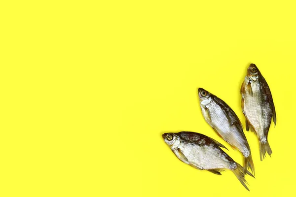 Pescado Seco Sobre Fondo Amarillo — Foto de Stock