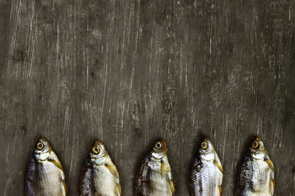Sušené Solené Ryby Řadě Šedém Pozadí — Stock fotografie