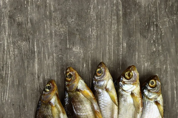 Torkad Saltad Fisk Mellanmål Mört Och Rod Grå Bakgrund — Stockfoto