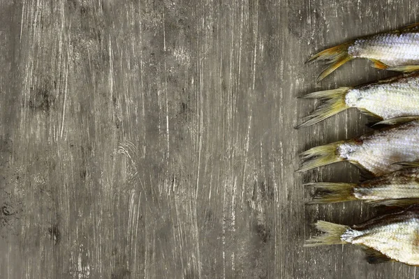 Getrocknete Fischschwänze Auf Grauem Hintergrund Bier Snack — Stockfoto