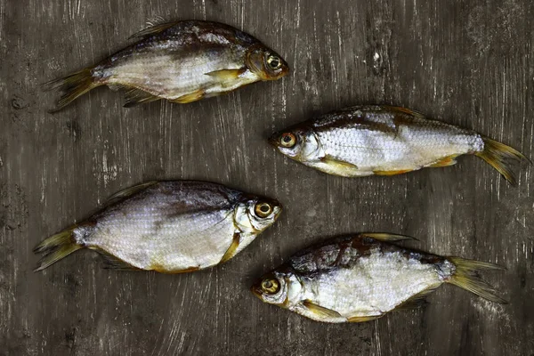 Torkad Saltad Fisk Mellanmål Mört Och Rod Grå Bakgrund — Stockfoto