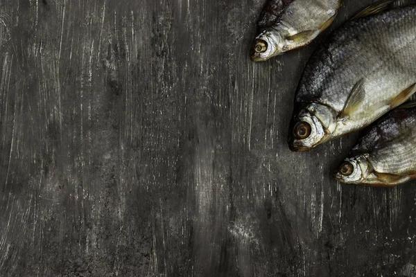 Sušené Ryby Šedém Pozadí Zblízka Pivní Svačinka — Stock fotografie