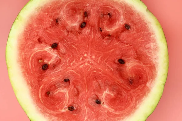 Die Hälfte Der Frischen Wassermelone Auf Rosa Hintergrund Nahaufnahme — Stockfoto