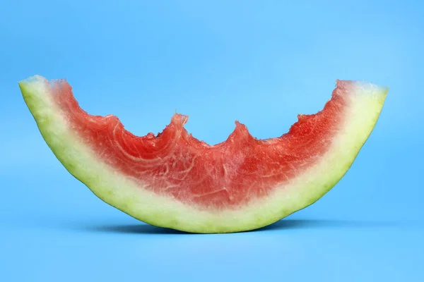 Mogen Röd Saftig Vattenmelon Skiva Bita Blå Bakgrund — Stockfoto