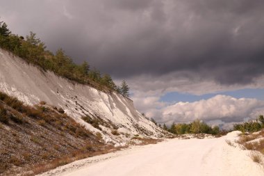 Beyaz tebeşir dağı, mavi gökyüzüne karşı taş ocağı