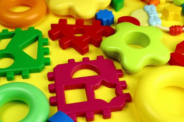 Plastik parlak çocuk oyuncaklarının arka planı, eğitim oyunları konsepti