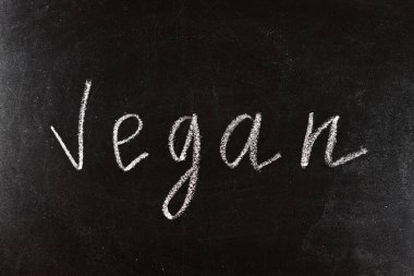 Tahtaya tebeşirle yazılmış vegan.