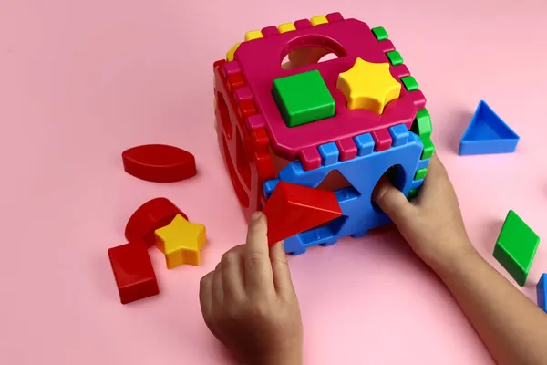 Criança Brinca Com Brinquedos Brilhantes Plásticos Mãos Fechadas Aprendizagem Precoce — Fotografia de Stock