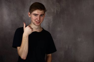 Genç adam bana bir jest gösterdi. Metin için kopyalama yeri