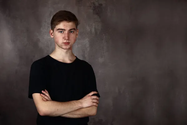 Porträt Eines Hübschen Teenagers Auf Grauem Hintergrund Kopierplatz Für Text — Stockfoto