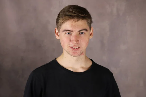 Πορτραίτο Ενός Όμορφου Έφηβου Αγοριού Γκρι Φόντο — Φωτογραφία Αρχείου
