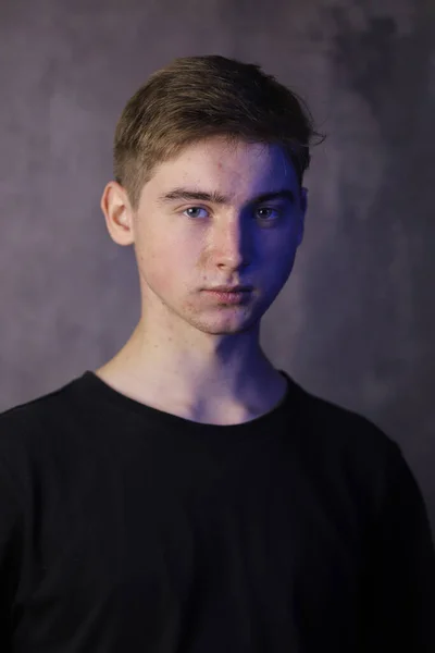 Portret Van Een Knappe Tiener Jongen Een Grijze Achtergrond — Stockfoto