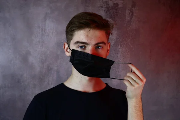 Hübscher Teenager Zieht Medizinische Schutzmaske — Stockfoto