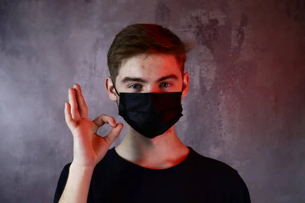 Όμορφος Έφηβος Αγόρι Προστατευτική Ιατρική Μάσκα Δείχνει Εντάξει Χειρονομία — Φωτογραφία Αρχείου