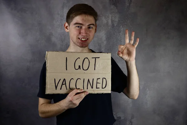 Ένας Νεαρός Μια Αφίσα Που Εμβολιάστηκα Μια Προστατευτική Ιατρική Μάσκα — Φωτογραφία Αρχείου