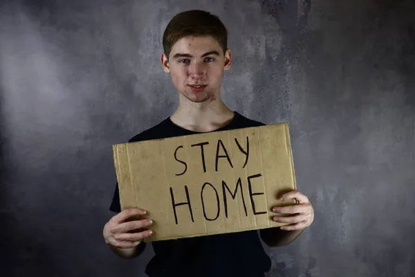 Der Junge Mann Hält Ein Plakat Der Hand Einen Karton — Stockfoto