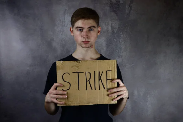 Kerl Mit Einem Streikplakat — Stockfoto
