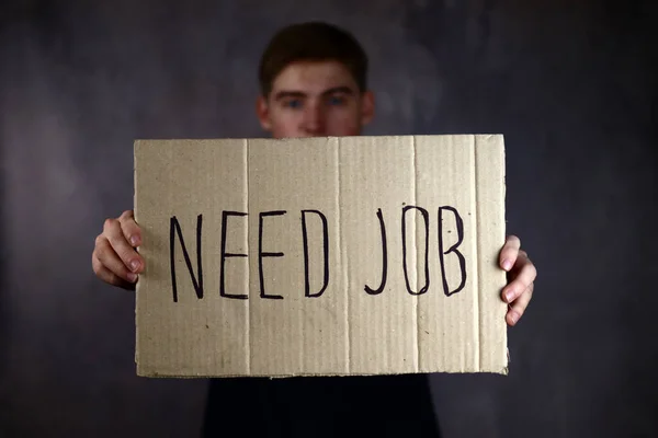 Młody Człowiek Trzyma Plakat Karton Tekstem Potrzebujesz Pracy — Zdjęcie stockowe
