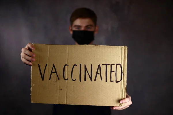 予防接種を受けたポスターを着た若い男が — ストック写真