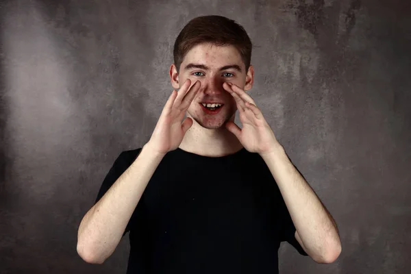 Homme Appelant Criant Avec Les Mains Près Bouche — Photo