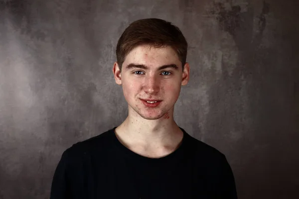 Porträt Eines Hübschen Teenagers Auf Grauem Hintergrund — Stockfoto