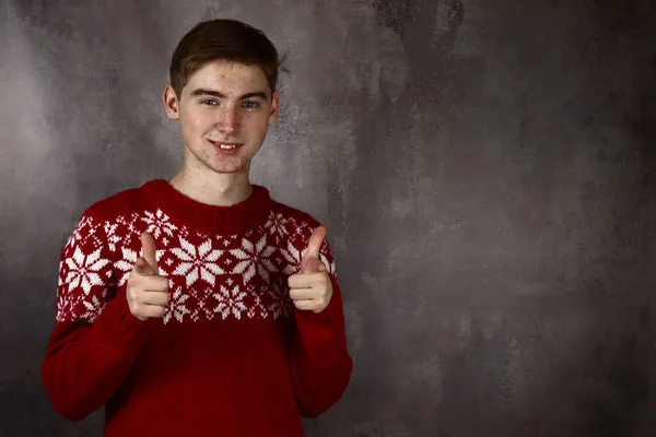 Porträt Eines Jungen Mannes Einem Roten Pullover Aus Warmer Wolle — Stockfoto