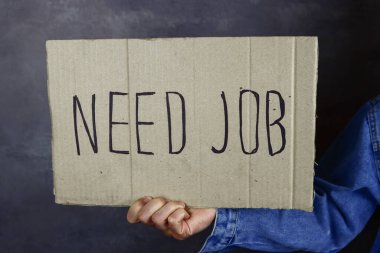 Eller karton tutuyor Gri bir arka planda işe ihtiyacım var