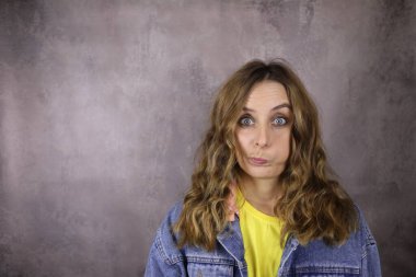 Gri bir geçmişi olan mutsuz bir genç kadın.