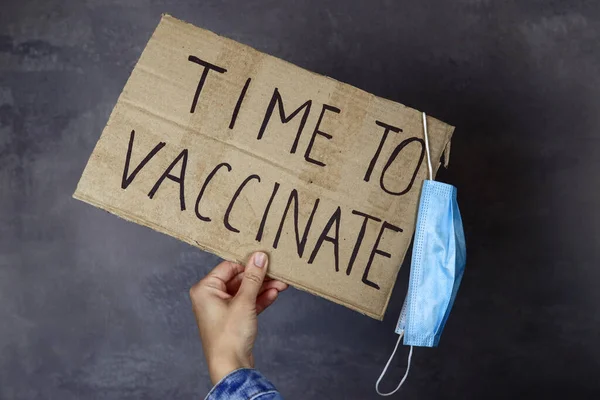 予防接種の時間が記載されたポスター 段ボール — ストック写真