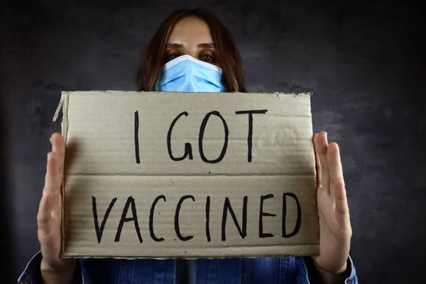 私が予防接種を受けたポスター付きの医療用マスクの若い女性 — ストック写真