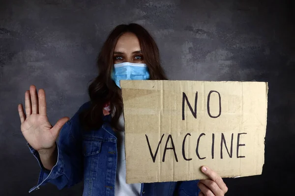 医療用マスクの若い女性の碑文付きの段ボールワクチンはありません ワクチンの概念を停止 — ストック写真